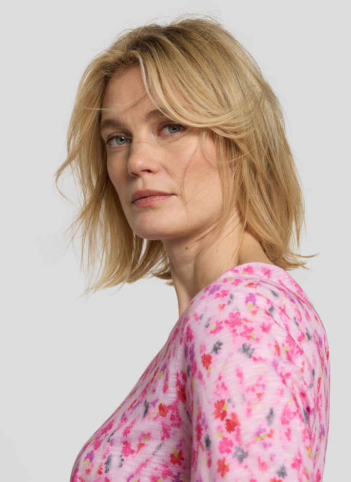 Haut rose à motif floral et cœur Rabe