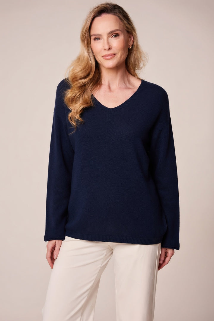 Pull bleu marine à col en V avec décolleté