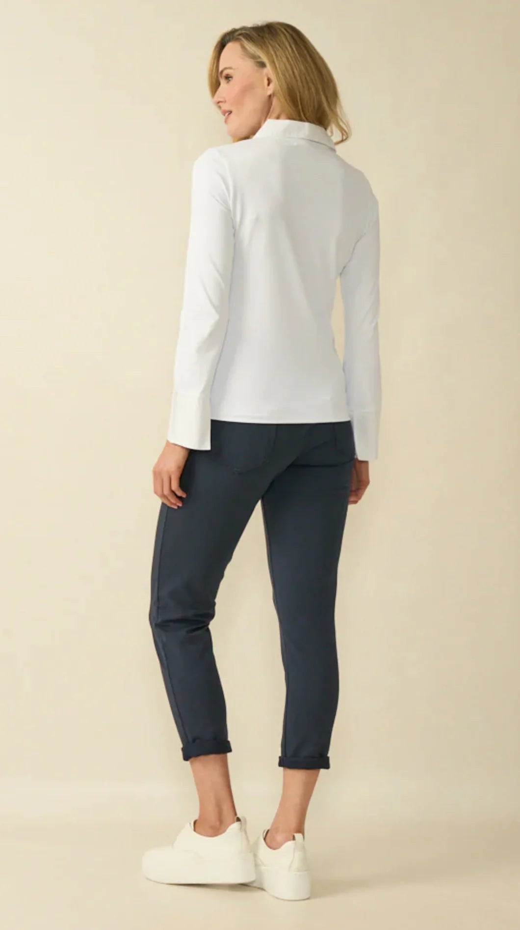 Chemise blanche à décolleté extensible avec col et poignets