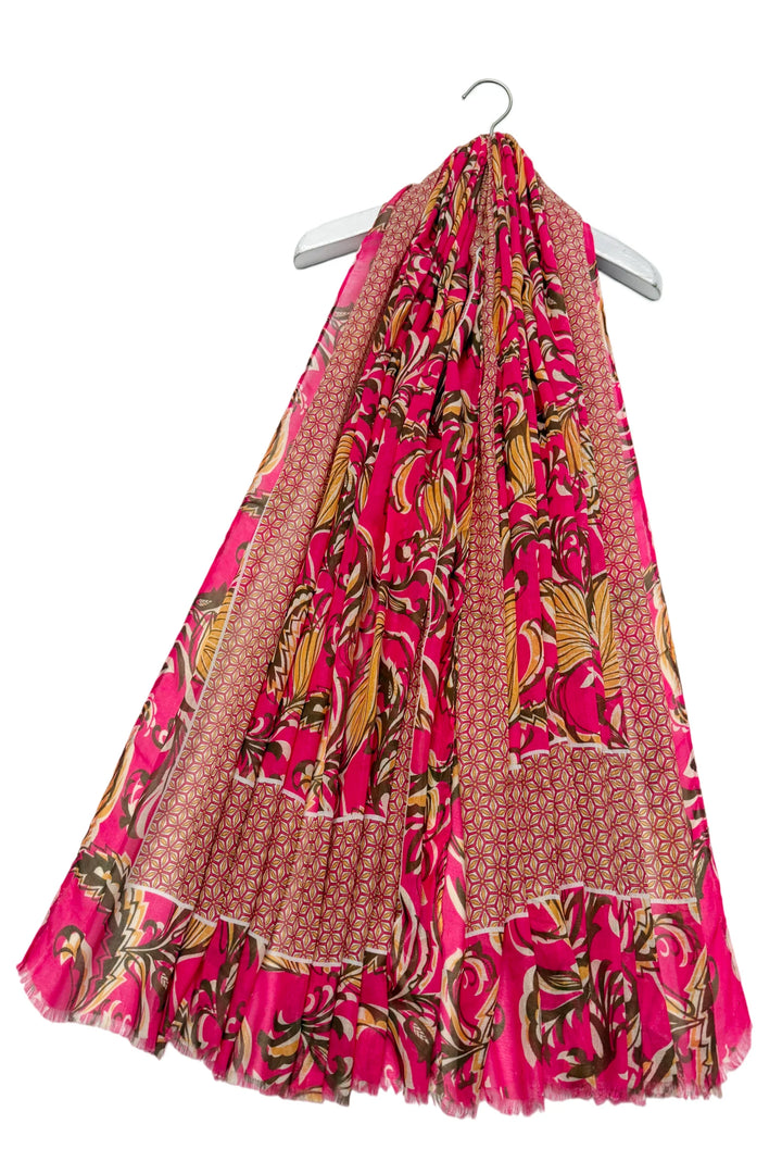 Écharpe effilochée rose à imprimé feuilles d'inspiration indienne