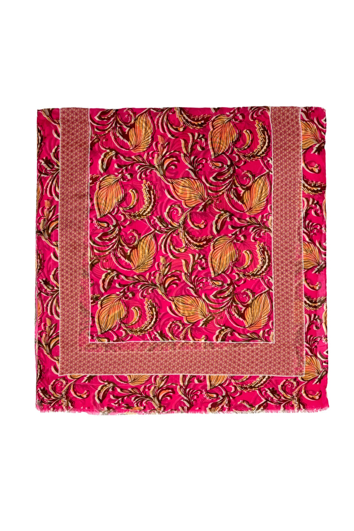 Écharpe effilochée rose à imprimé feuilles d'inspiration indienne