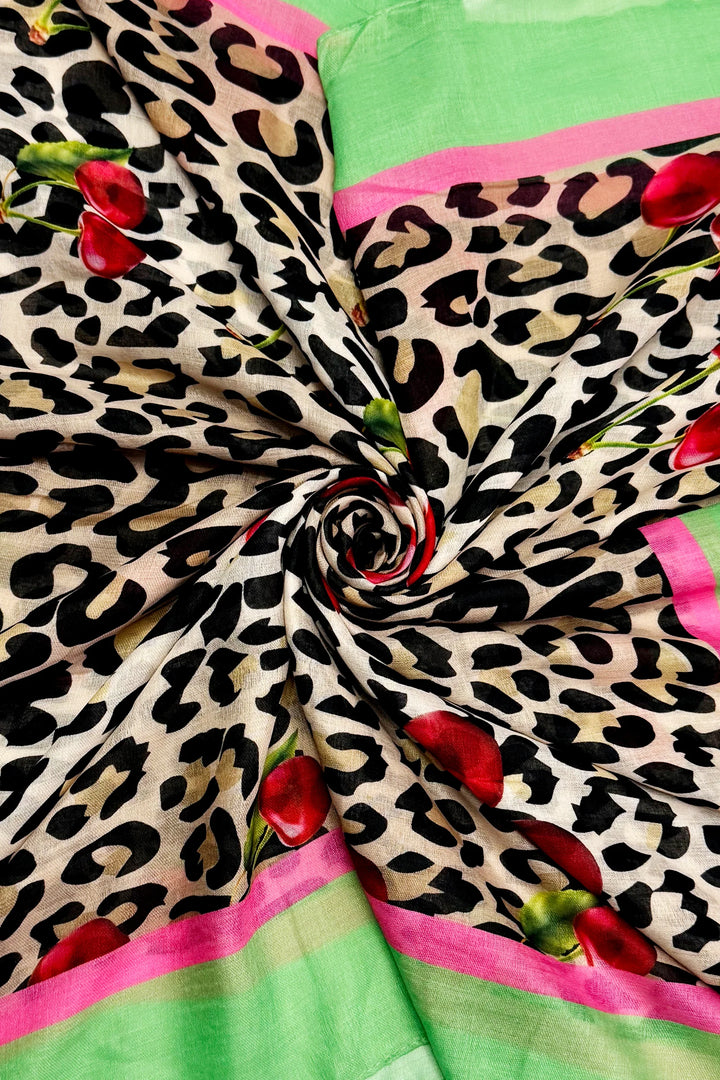 Écharpe effilochée à imprimé léopard et cerises vertes