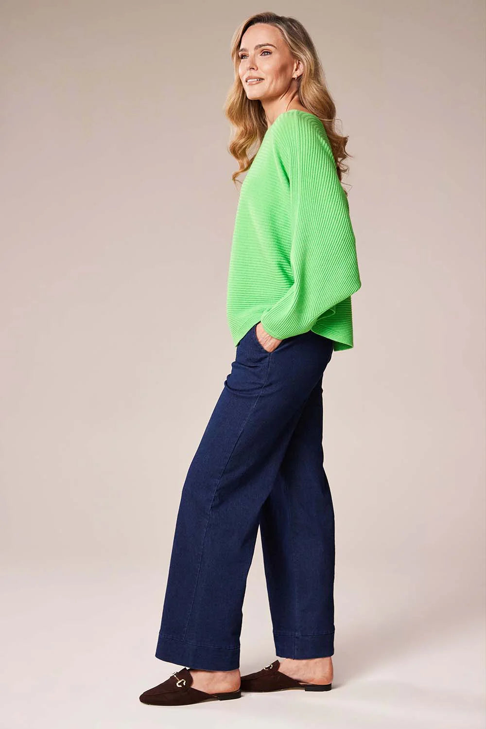 Pull à manches chauve-souris côtelé à décolleté pomme