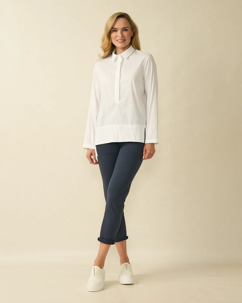 Chemise classique blanche en coton à ourlet trempé et décolleté