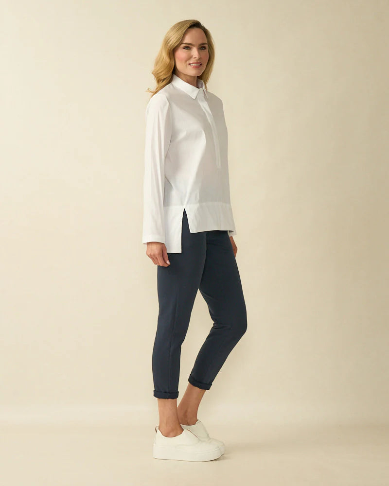 Chemise classique blanche en coton à ourlet trempé et décolleté
