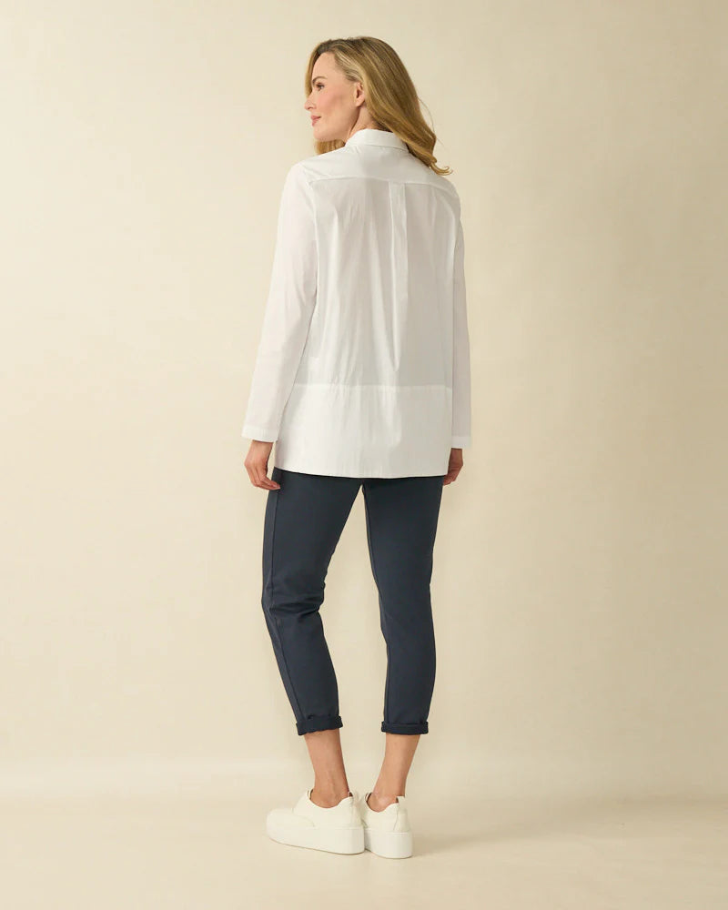 Chemise classique blanche en coton à ourlet trempé et décolleté