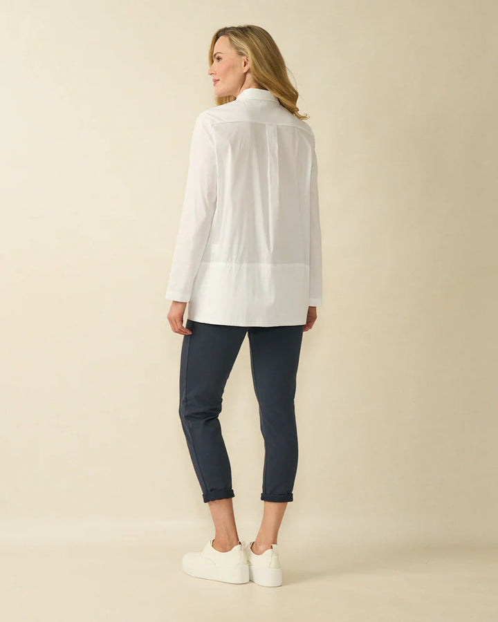 Chemise classique blanche en coton à ourlet trempé et décolleté