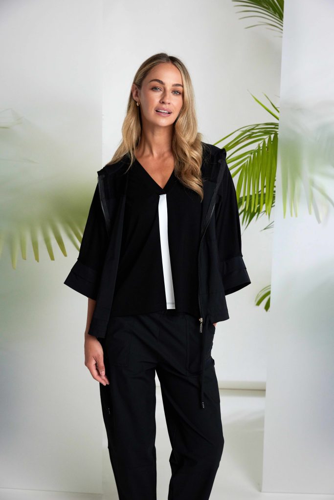 Veste à capuche noire NAYA avec cordon de serrage