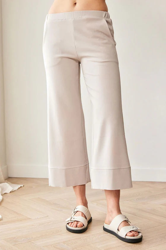 Pantalon Peruzzi couleur sable à revers profonds et doux au toucher
