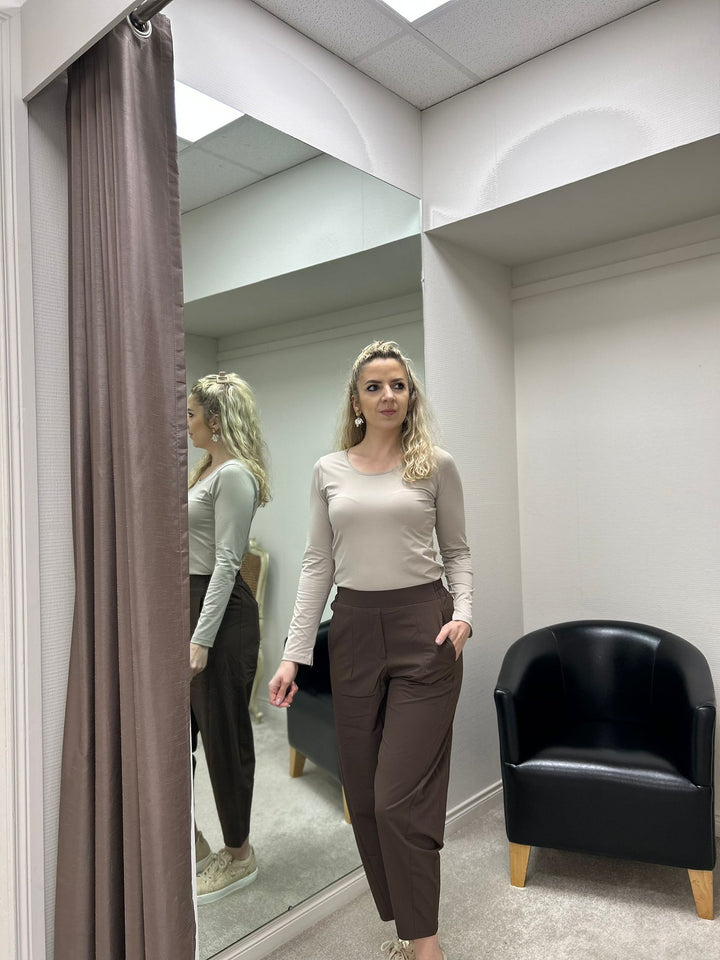 Pantalon de voyage court léger marron moka