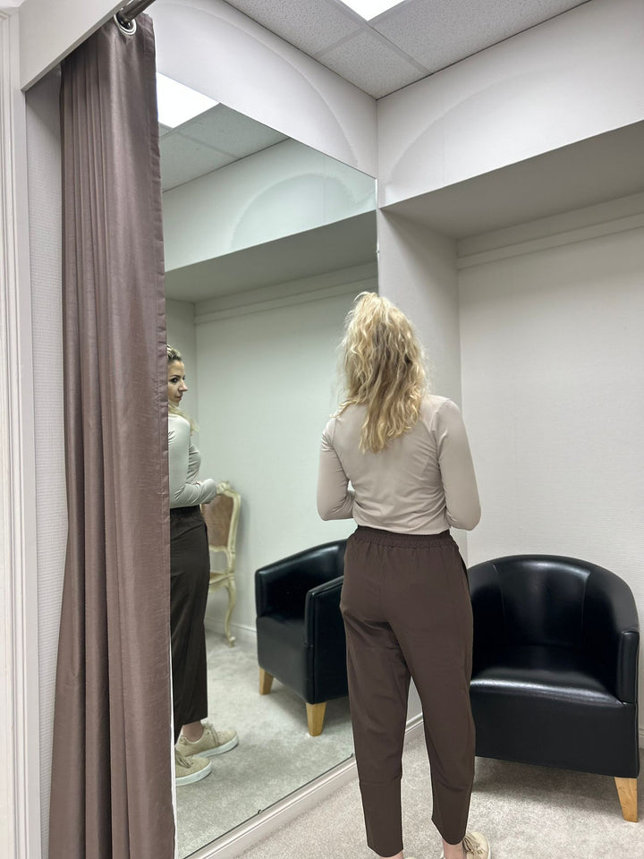 Pantalon de voyage court léger marron moka