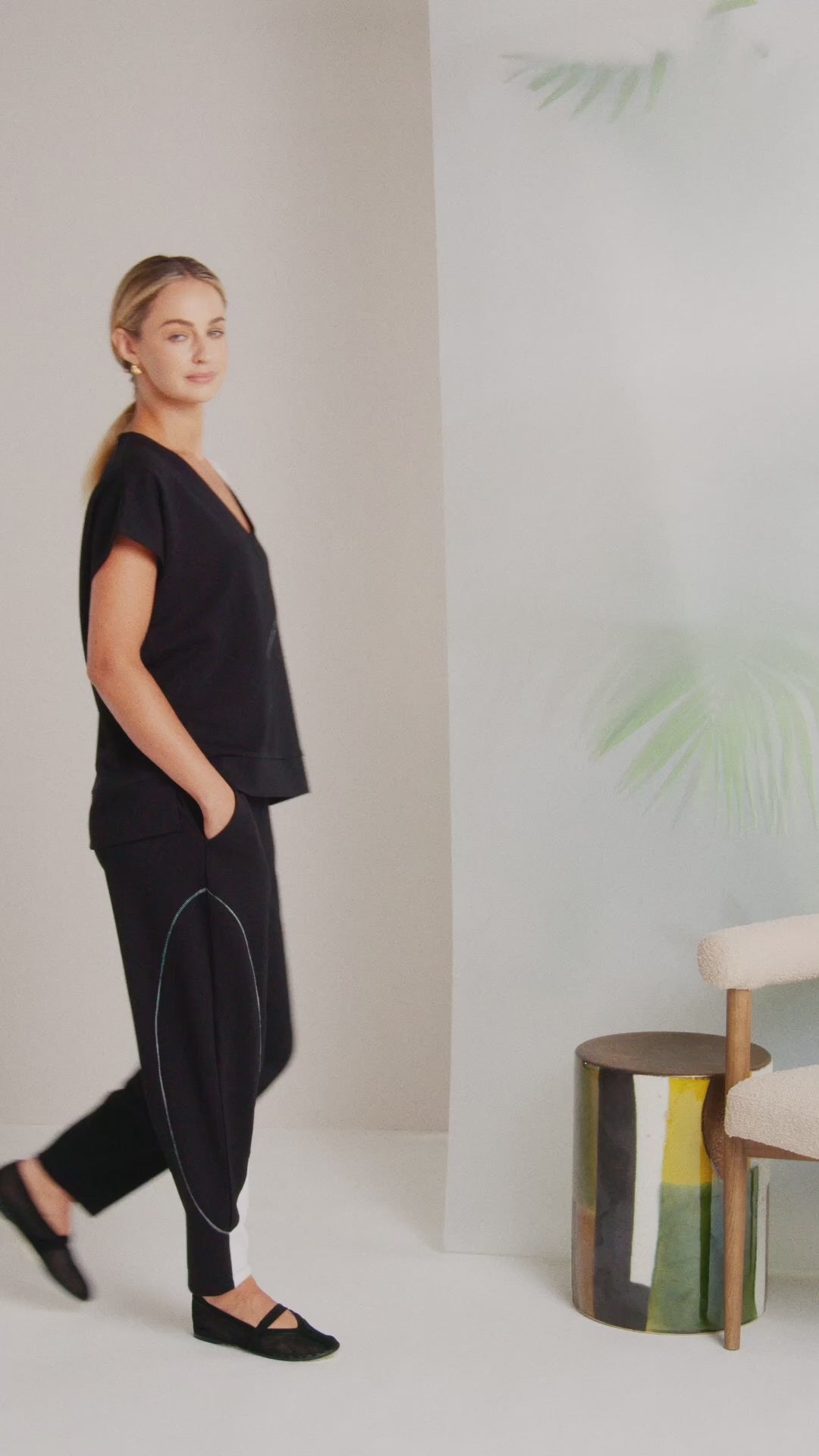 Haut noir à col en V NAYA